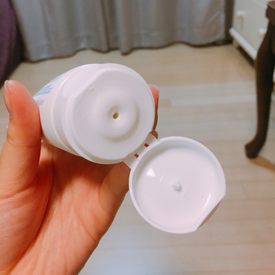 구멍은 쪼꼬미해요 일정한 양이 나오게해줍니다 !