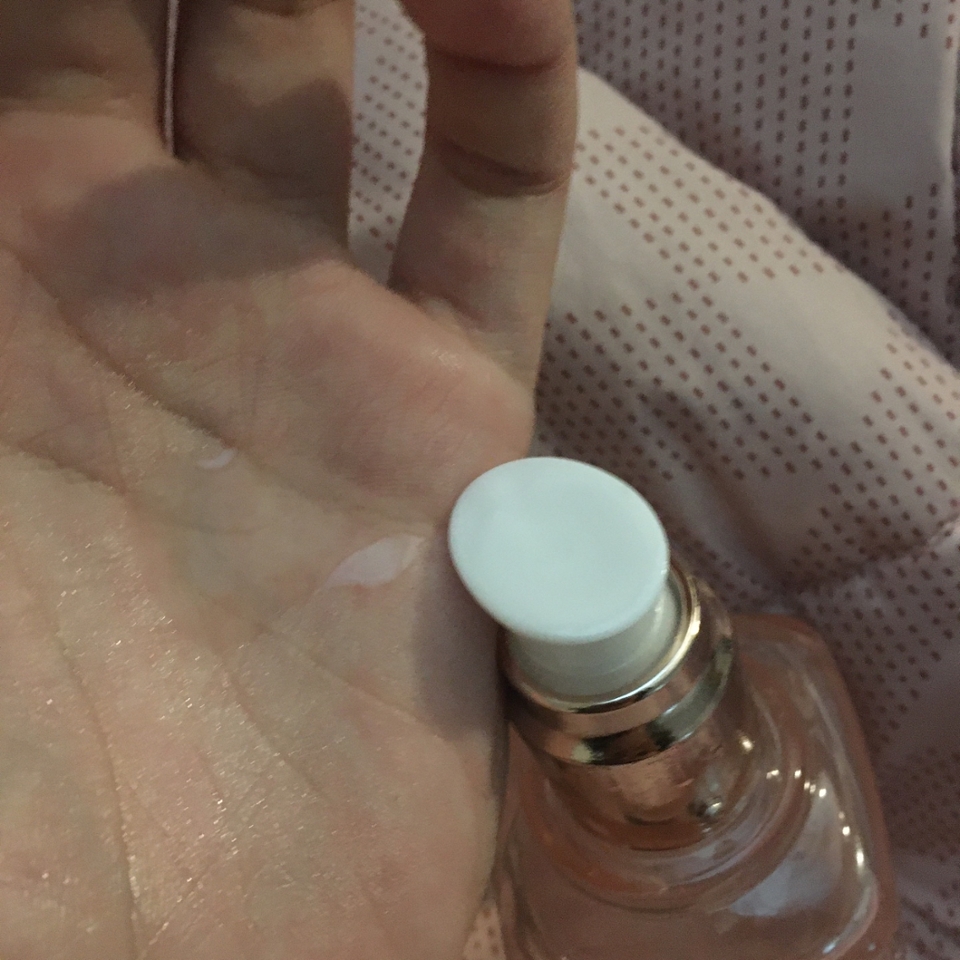 손에 바르면 오일같은 느낌이지만
머리에 바르고 나면 그냥 광택이 도는 정도에요
다른 에센스랑 다르게 바르고 나서도 안 미끌..