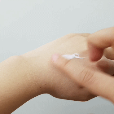 
발림성 보세요.٩(* 'ω' *)و 
​
크림 바르듯이 부드럽게 발리는거 보이시죠? 
​
무기자차 특유의 뻑뻑함을 잘 잡은 제품이에요. 
부드럽고 촉촉하게 펴발라지고, 
그러면서도 피부에 착! 달라붙더라구요. 
​
​
지금까지 유기자차를 써오신 분이라면, 
'조금 뻑뻑하다'라고 느끼실 수도 있어요. 
​
그렇지만 감안하셔야 할 점은, ( • ̀ω•́ ) ✧
혼합자차는 무조건 유기자차보다 뻑뻑 할 수밖에 없다는 거~ 
얼마나 그 뻑뻑함을 잘 잡아 내느냐가 관건인데, 
이건 확실히 뻑뻑함을 잘 잡아낸 제품이에요! 
