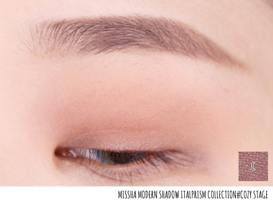 두세차례 살살 발색해주면 경계지지 않고 이렇게 은은한 장밋빛 음영이 생겨요!
조금더 진하게 발색하면 붉은느낌이 올라오는데
옅게 발색하면 이렇게 말린장미스럽기도 하고
오렌지색감도 좀 보이는 컬러!
