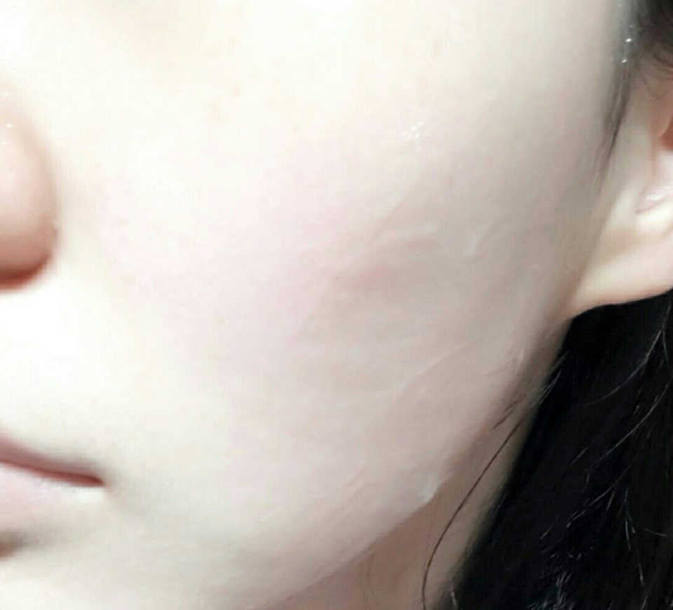 세 번째로, 수딩젤을 얼굴에 두껍게 올려 팩으로 사용해보세요:)
바르고 5~10분 뒤에 흡수시켜주면 다음날 화장도 잘 먹고 촉촉해서 좋아요💕