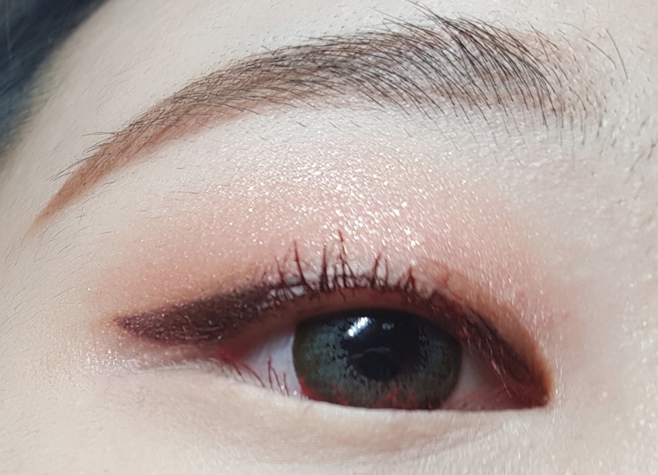 저는 속눈썹이 짧은 관계로 작은솔로 먼저 바르겠습니다.
(저는 여러번 발라줬습니다)