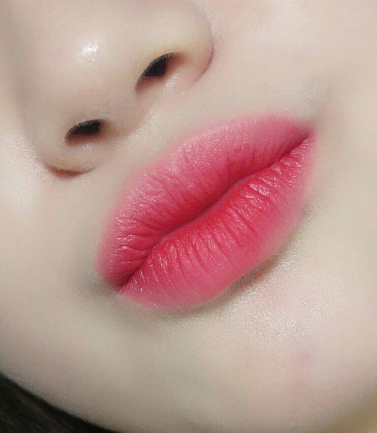 매트하지만 주름부각은 심하지않아요!
물론 매트립바르기전 입술관리는 꼭 해줘야해요! 기본바탕이 메말라있으면 아무리 좋은립스틱이어도 안이뻐보여요😢