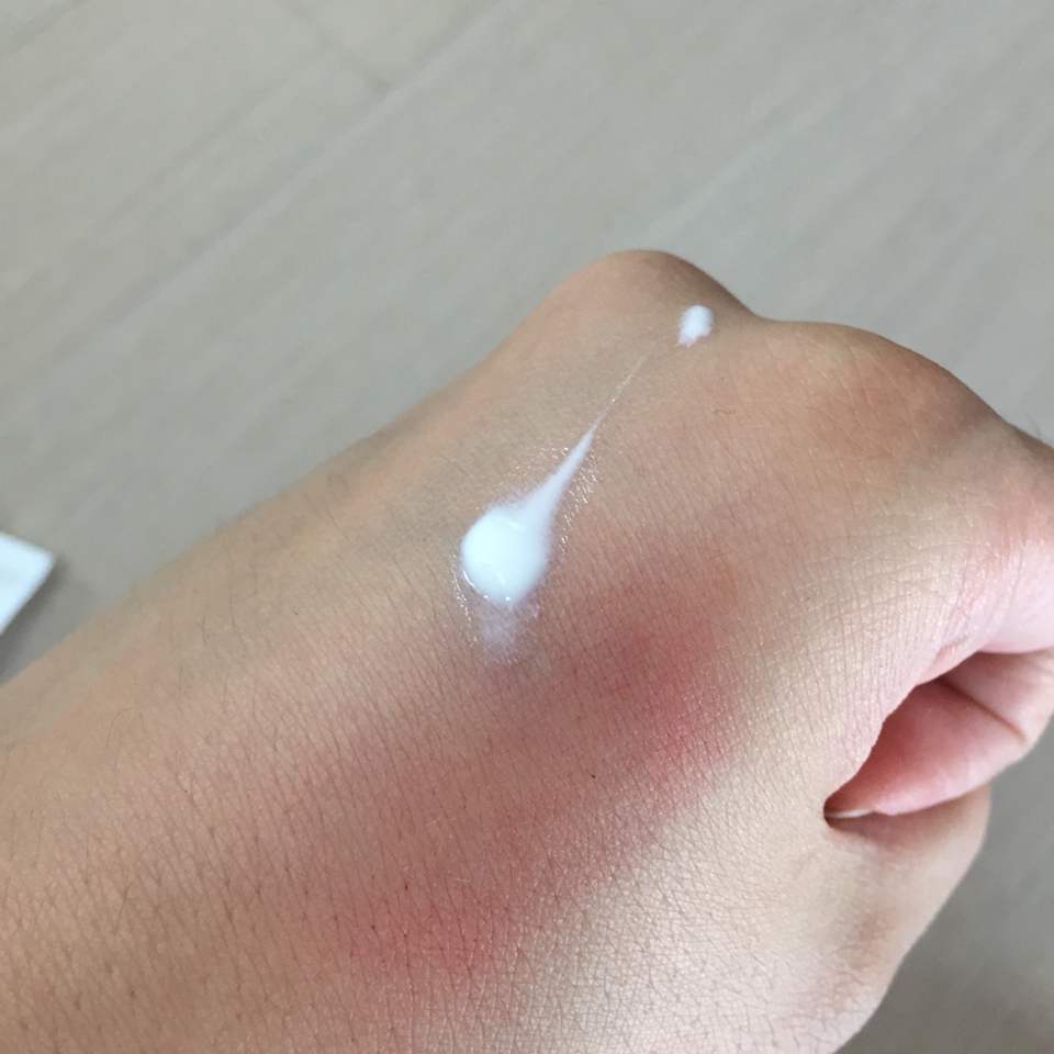 짜보면 약간 흰색에 좀 물 같아요 미백은 약간 되낭? 
제 팔은 잘 안되는 것 같아요 하지만 냄새 ㅜㅠ냄새가 진짜 짱이에요 그리고 전 끈적이는 선크림 진짜 젤로가장 안좋아하는데 이건 정말 보송보송 깃털 같아요