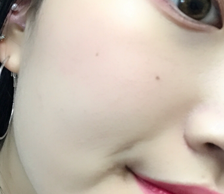 셀카에서도 볼 수 있는 뽀얀 피부..💕
다들 문샷 픽서 쓰시고 인생 사진 건지세요❣️