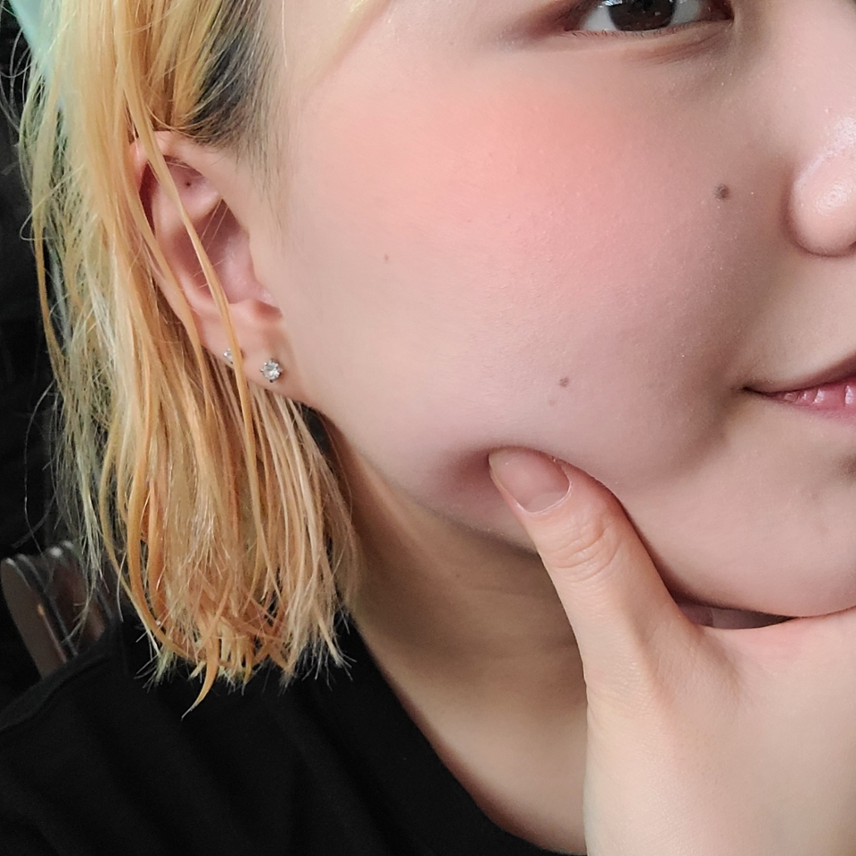 치크 발랐을 때에요
스르륵 오렌지 색이 귀여우면서 상큼한 느낌을 줍니다!



