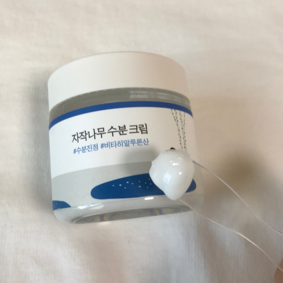 진이이이인짜 꿀템을 알려드릴게요😭
라운드랩 자작나무 수분크림이에요 제가 이때까지 썼던 수분크림중에 제일 좋았던 제품이에요!!

수부감이 팡팡해서 유수분 밸러스를 맞춰줘서 좁쌀여드름 없애는데 많이 효과를 봤어요!!! 수분크림 다 쓰셨으면 이거 한번 사용해보셔요 제 왕추천템입니다♥ 