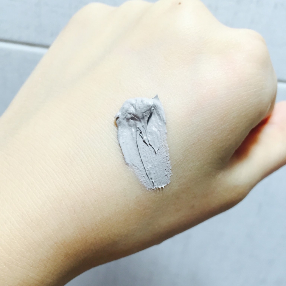 생김새는 약간의 초록빛? 나는 꾸덕꾸덕한 제형이에용 