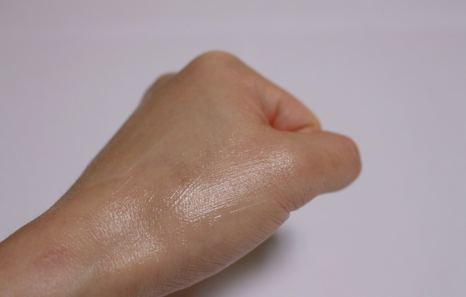 흡수가 막 빨리 되진않아요!

피부결이 잘 정리되고 푸석한 느낌이 없어져서 좋아요! 밤에 바르고 자면 진짜 다음날 화장도 잘먹고 👍🏻👍🏻 좋습니다!