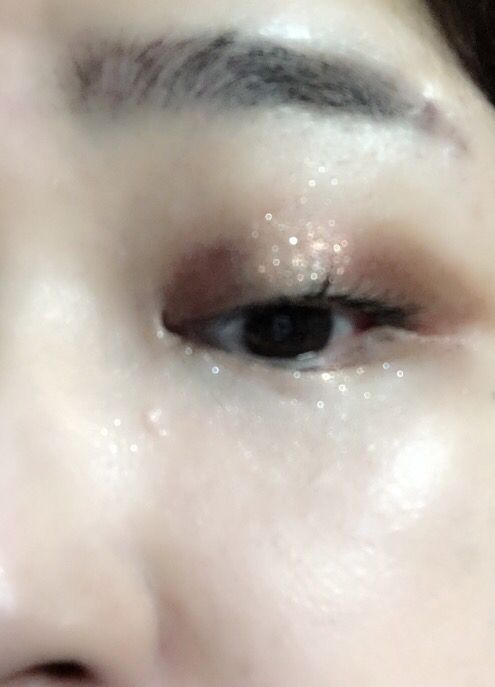 레드벨벳파이 색상을 바탕으로 깔아주고
눈앞머리 눈꼬리 쪽은 한 번 더 발라서 음영감을 준 뒤에
눈동자 위 눈두덩이와 언더 애교살에 대즐링샌드를 콕콕
찍은 뒤에 문질렀는데 글리터 펄이 좀 날리네요