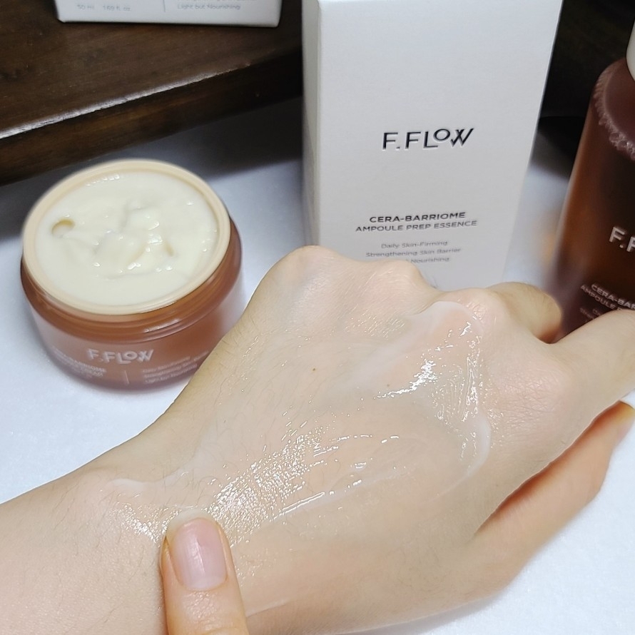 그리고 너무 신기했던 반전 텍스쳐!

​

처음에는 크림 타입이지만 체온에 녹을수록 묽어지며 쫀쫀한 크림 에센스같이 변하더라구요😲

​

그만큼 발림성도 부드럽고, 일반 크림보다 흡수가 빨리 되는 편이에요

