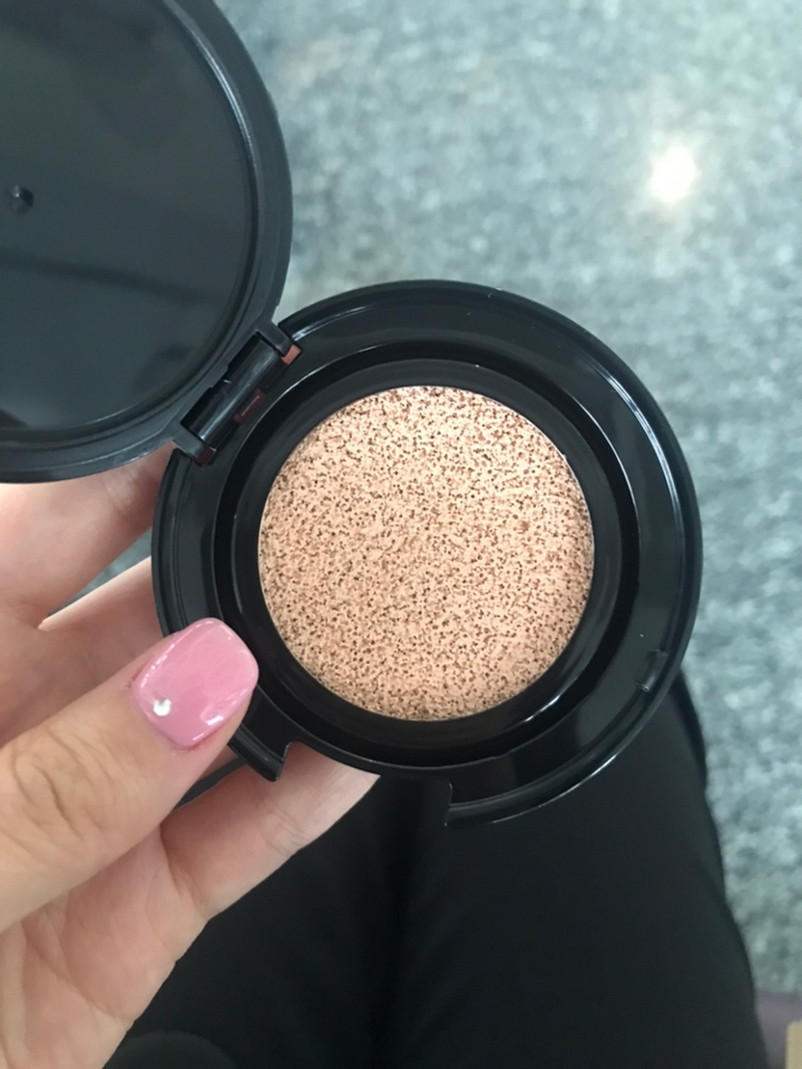 아쿠아 글로우 쿠션 보통 색상을 남산, 핀란드를 많이 고르시던데 저는 백화점에서 테스터를 안해봐서 어떤 색상을 사야할지 무척 고민했어요.
평소 21호 핑크 베이스를 즐겨 바르는 지라 핀란드 색상을 사용하기에는 너무 노랗다는 느낌이 들 것 같아서 남산으로 골랐어요. 화사한 핑크 베이스 메이크업을 즐기신다면 남산을 추천해요~ 