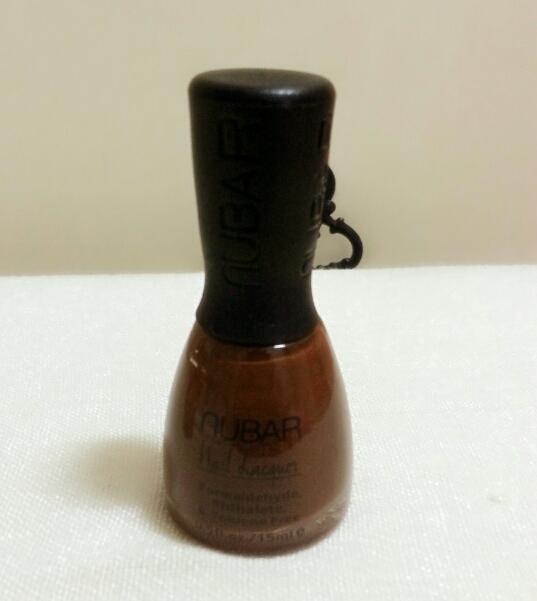 외관입니다.
꽤 안정적인 디자인에 쥐고 바르기에도 편해요^^ 사진이 조금 어둡게 나왔어요^^


