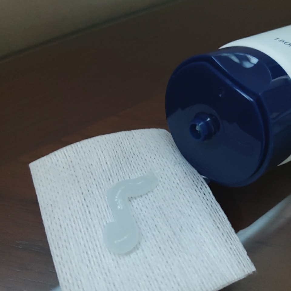 헤어 밤 색상은 약간 푸른 빛을 띄어요 푸른색의 에센셜 오일이 들어간 아줄렌 성분이 들어가서 그렇습니다!
두피에 이 제품을 도포 후 흡수시키다 보면 이 밤 형태의 제품이 오일 형태로 변신을 하게 됩니다😊
이 순서의 형태는 '텍스쳐 인 밤'형태로 지칭되고, 좀 더 빠른 흡수를 돕는 형태라고 보시면 돼요😉
제형은 부드럽고 수분과 영양이 적당하게 느껴지는 제형이라 부담감도 없어요😆