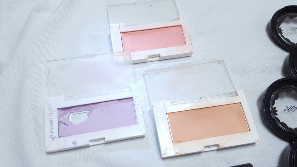 우선 전체샷에서 분할샷으로 볼게요
요 아이들은 잘 아시는 슈에무라 블러셔입니다

순서는 
             소프트코랄
소프트모브          소프트애프리콧

이예요 동생의 낭낭한 사용감이보이네요 :)