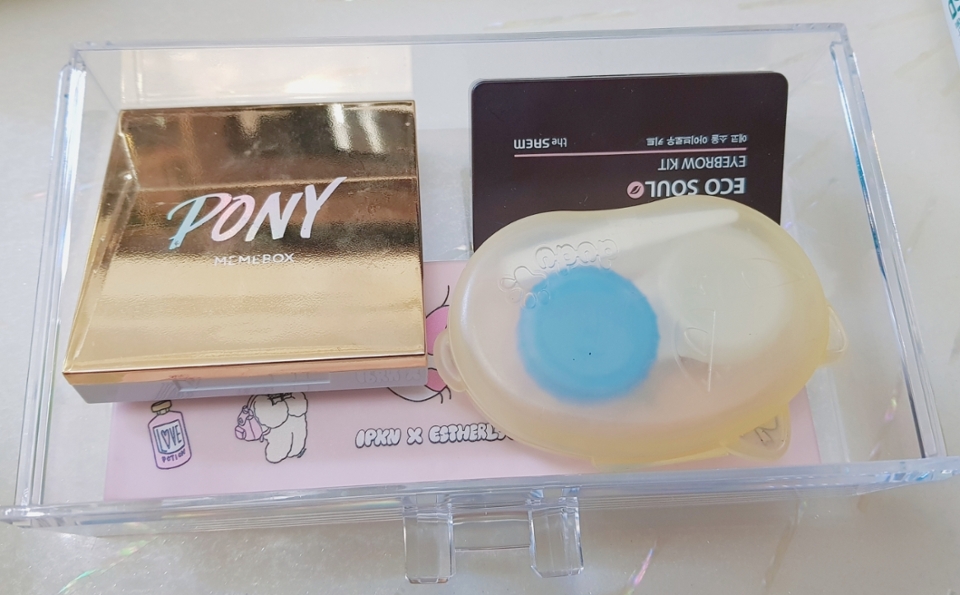 이다음 첫번째 서랍장에는 납작한 것들!
주로 사용하는 팔레트, 아이브로우, 렌즈를 정리해줬습니당💕