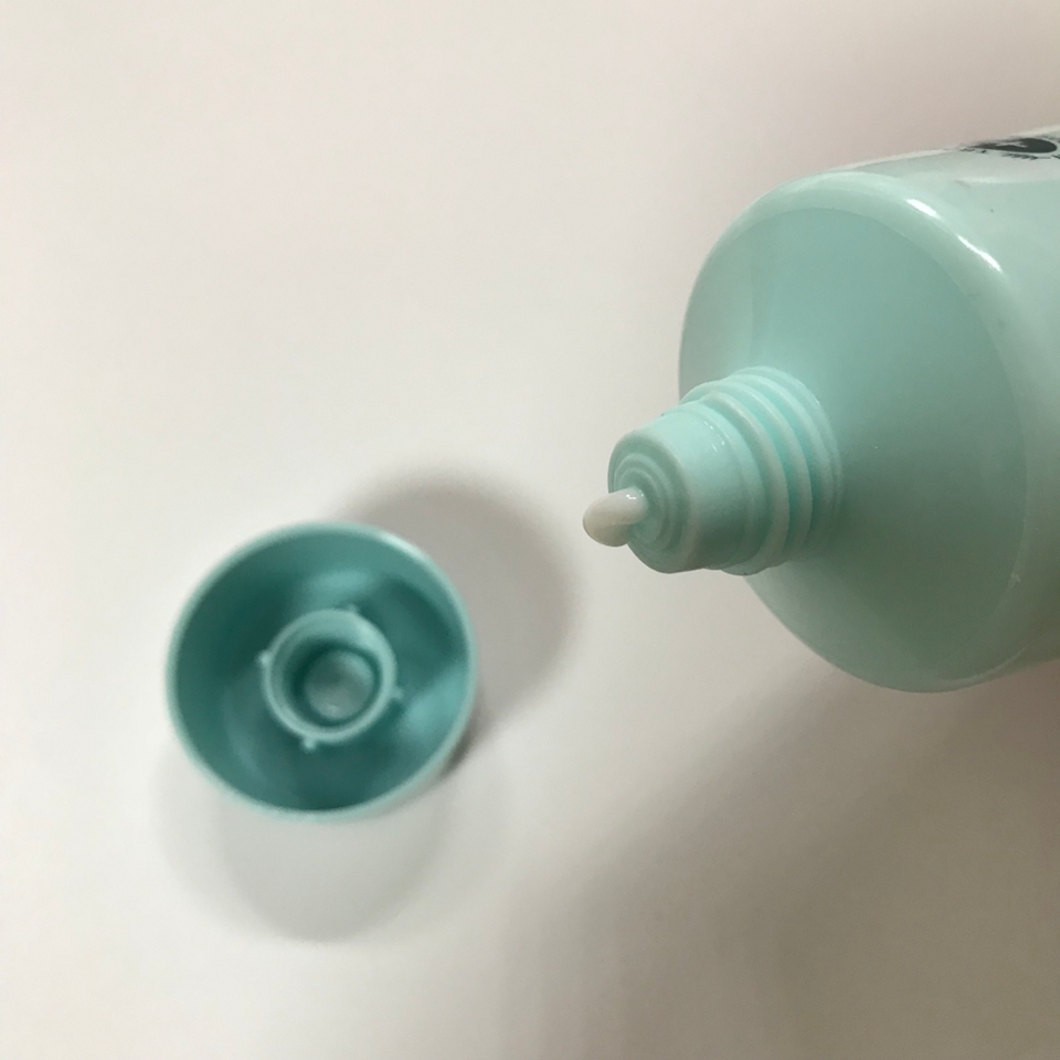 약간 치약같이 생겼어요!ㅋㅋㅋ

이런 튜브형의 형태라면 그냥 휴대하고 

다녀도 될 것 같은 느낌도 들어요!

보통 로션은 병같은 모양의 케이스를 하고 있는데

튜브 형태로 나온게 신기했어요!

그런데 이런 튜브형태가 오히려 쓸 만큼만 짜서 

사용하면 되니까 생각보다

더 편리하고 훨씬 위생적이더라구요!

정말 편하고 사용하기에 좋았어요!

앞으로 이런튜브형태로 스킨케어가 많이

나왔으면 좋겠더라구용ㅜㅜ!!



