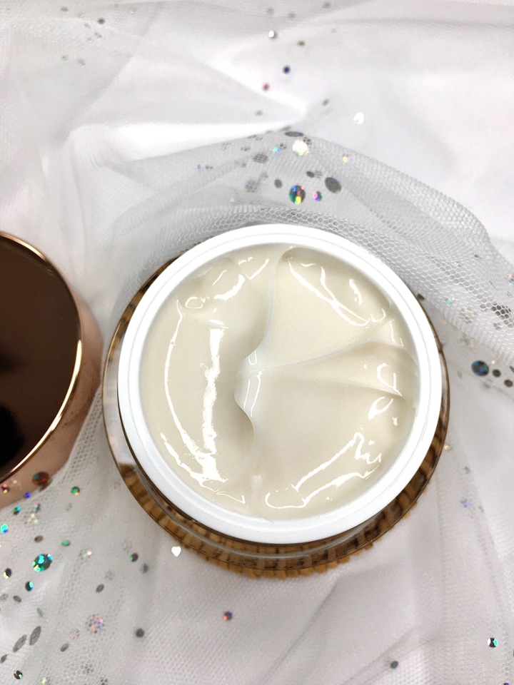 크림 드디어 공개합니다!ㅎㅎ
너무 주저리 주저리 떠드느라 궁금하셨을것 같아요😅

크림 색상은 약간 아이보리 색상에 향은 거의 느껴지지 않을 정도로 무향에 가까워요