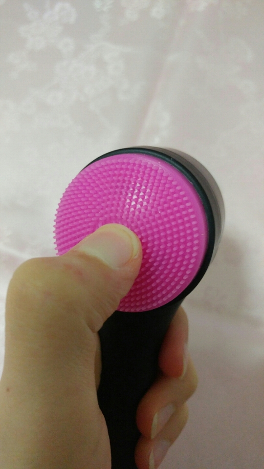 딋쪽 실리콘 브러쉬도 딱딱한 질감의 실리콘이 아니라 부드러워서 자극이 심하게 가지 않아요😆