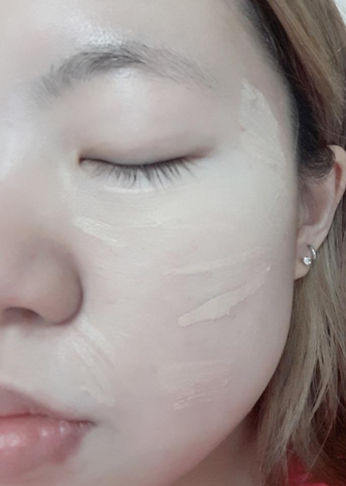 리퀴드 컨실러로 내 피부톤이나 밝지 않은 컬러로 커버가 필요한곳에 1차로 얇게 발라줍니다.