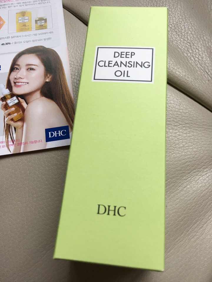 이렇게 예쁜 녹색 상자에 잘 포장되어 도착했어요
컬러감 정말 예쁘죠 상자 디자인도 심플한게 너무 산뜻!
이 추운 겨울에 봄느낌을 물씬 전해주더라구요 
절로 피부가 싱그러워지는 기분^^