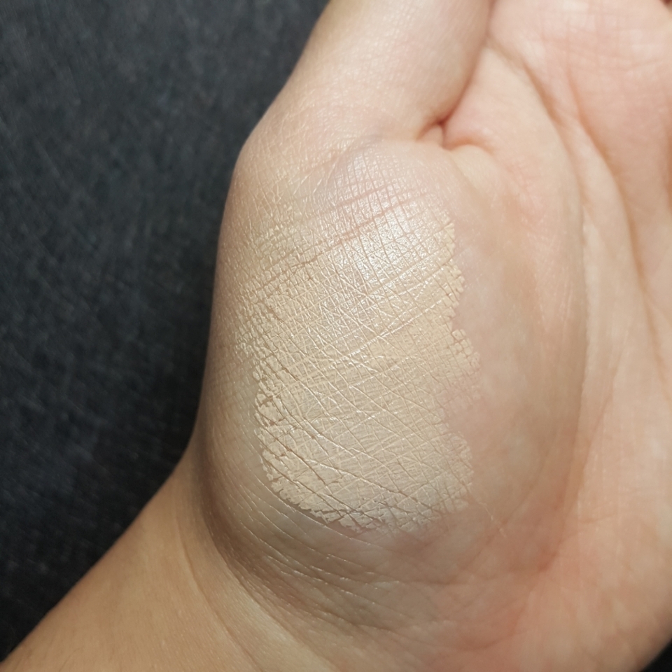 저는 22호-밝은23호 정도 되는 피부고 밝은 베이스를 싫어해서

샌드를 골라서 받았는데 23호분들도 샌드 무리없이 사용하실 색상이에요

다른 색상은 모르겠지만 샌드는 너무 노랗지 않은 옐로베이스예요!

우리나라 로드샵들이 점점 하얗기만 했던 베이스를 버리고 

다양한 색상을 내주어서 얼마나 좋은지👍