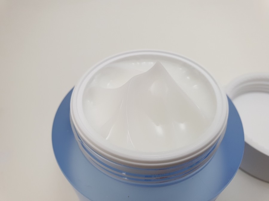 젤크림이라고 가볍지도 않고, 적당히 보습감이 채워지면서 리치하지 않고, 수분감도 꽤나 잘 유지돼요. 