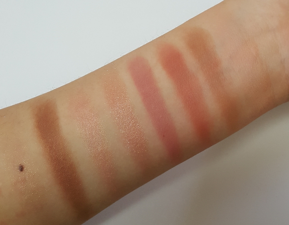 윗줄부터 차례대로 발색해 보았습니다
매트타입 밀착력 짱인것같아요 
그중에서 저는 첫번째컬러 소프트휩이 가장 마음에 들었어요
살구베이지컬러로 베이스로 깔기 좋고 바쁠때는 이거 하나만 발라도 되겠더라구요!
