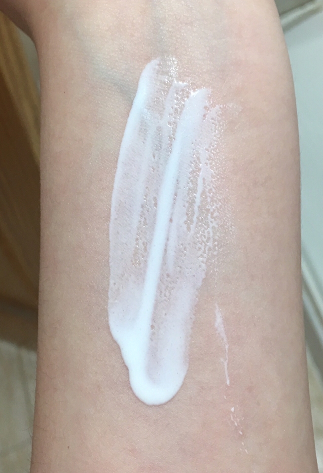 손목에 발라보면 가볍고 얇게 발리는데 여기서 주목해야 할건 바로 🌷오일프리🌷 입니다
정말 산뜻해요 
전성분을 살펴보니 향료가 첨가되어 있지만 향이 거의 느껴지지 않을 정도로 은은해요 전성분 보기 전에는 무향인줄 알았네요 