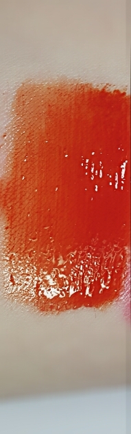 확대해보았어요~
오일의 반짝임이 꼭 야광색있는것처럼 나왔는데
야광느낌은 없어요
오일틴트라 많이 꾸덕 할줄알았는데 꾸덕한 느낌은 못느꼈답니다~!
그러나 전 입술이 건조한타입이라 그렇게 느낄수도 있으니 참고하세요!

