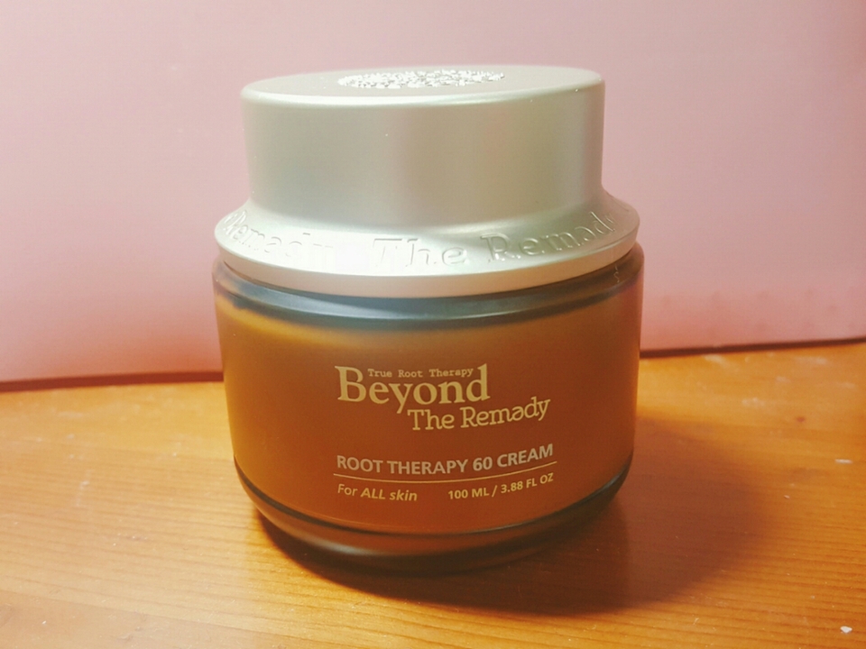 🍎비욘드더레미디 뿌리60크림이에요
요거요거 사실은 이벤트로 받아본크림인데 정~~~~말 좋아요
건성분들 환절기에 수분크림바르면 금방 건조해지죠😂
요거는 유분수분이 적절히 배합된 크림이라 살짝 리치한제형이에요
그래서 바르고나면 촉촉함이 오래가더라구요!