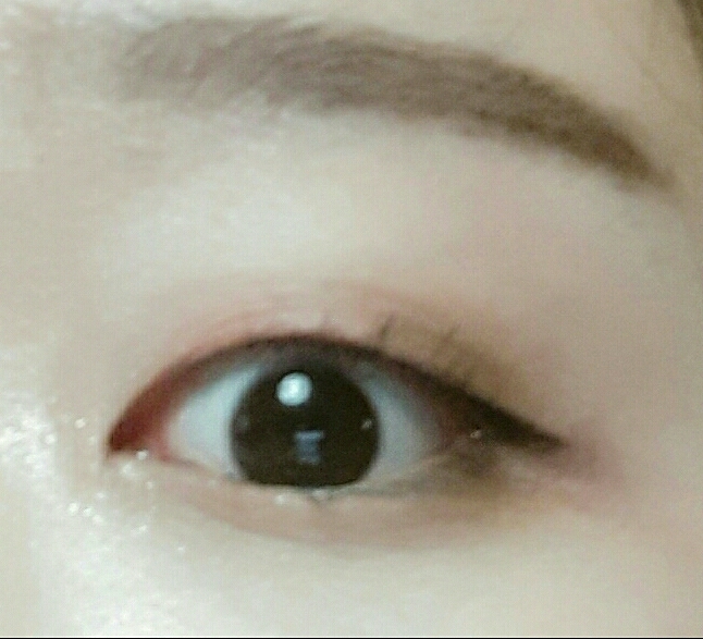 뷰러로 속눈썹이 하늘끝까지 닿도록 찝어주고, 마스카라를 윗속눈썹, 아랫속눈썹에 자연스럽게 발라주면 끄읕~💕🖒