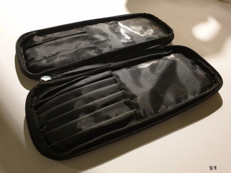 이건 브러쉬파우치인데 친구1,2,저 3명다 구매ㅋㅋ
저는 차타고 가면서 화장하는 경우가 많아서 잘 쓰고 있어요~ 넓적해서 부피를 많이 안차지하구 너무 길지않아서 버킷백에도 들어가네요. 브러쉬를 안전하고 깨끗하게 보관할 수 있어요.
