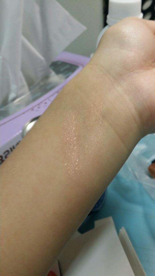 왼쪽이 웨딩부케 오른쪽이 망고버블스무디에요!망고버블스무디컬러가 빛에반사되서그런지 잘 안보이네요ㅠ 정말예쁜컬러인데..
웨딩부케컬러는 톤다운된 핑크컬러에요 어느컬러 궁합에도 잘맞을거같아요.
망고버블스무디는 주황빛도는 섀도우인데 애교살에 발라도 예쁠거같아요