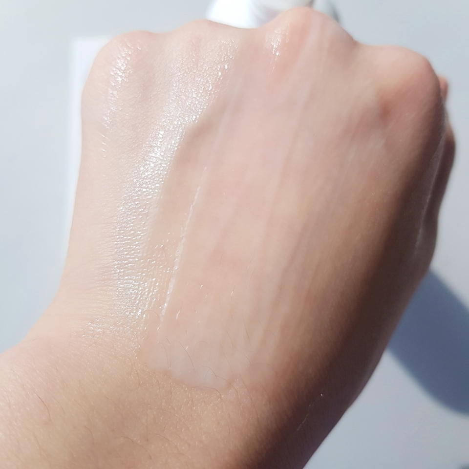 수분 로션? 같은 제형이었는데 로션보다 보습감이 더 있더라고요!
촉촉함&보습감 모두 잡은 제품이라서 굳이 앰플/세럼 안써도 이 제품으로 충분히 해결 가능하더라고요ㅎㅎ